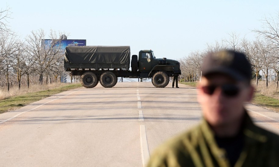 Rosjanie blokują dojazd do bazy ukraińskich sił powietrznych pod Sewastopolem /ZURAB KURTSIKIDZE /PAP/EPA