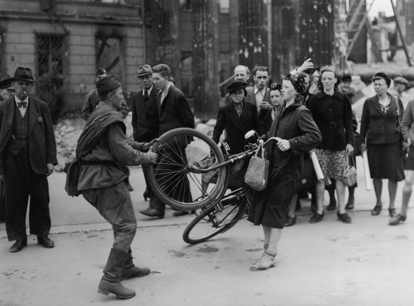 Rosjanie brali nie tylko rowery i zegarki... /Getty Images