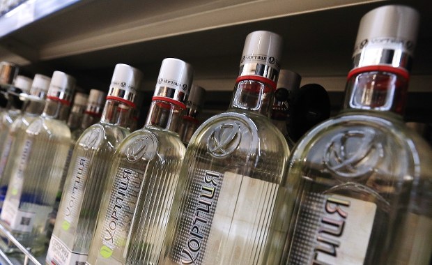 Rosjanie cali w nerwach. Drożeje u nich... wódka