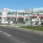 Biełgorod Rosjanie chowają stacje benzynowe pod siatkami. Boją się ataku dronów