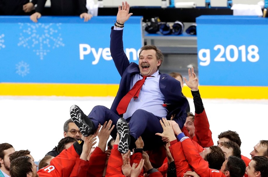 Rosjanie cieszą się ze złota /VALDRIN XHEMAJ    /PAP/EPA