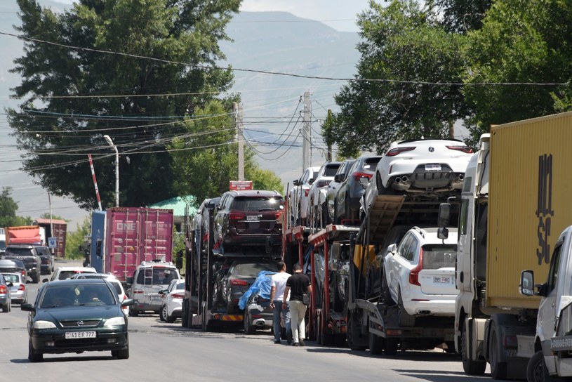 Rosjanie hurtowo ściągają auta z USA. Mają sposób na sankcję /KAREN MINASYAN / AFP /AFP