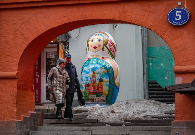 Rosjanie i tradycyjna matrioszka na jednej z ulic Moskwy /YURI KOCHETKOV /PAP/EPA
