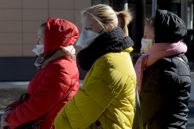 Rosjanie jeszcze przez co najmniej dwa miesiące będą musieli nosić maseczki /Olga Maltseva /AFP