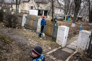 Rosjanie kradną ukraińskie dzieci. "Zostaniesz, to otrzymasz pieniądze"