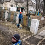 Rosjanie kradną ukraińskie dzieci. "Zostaniesz, to otrzymasz pieniądze"