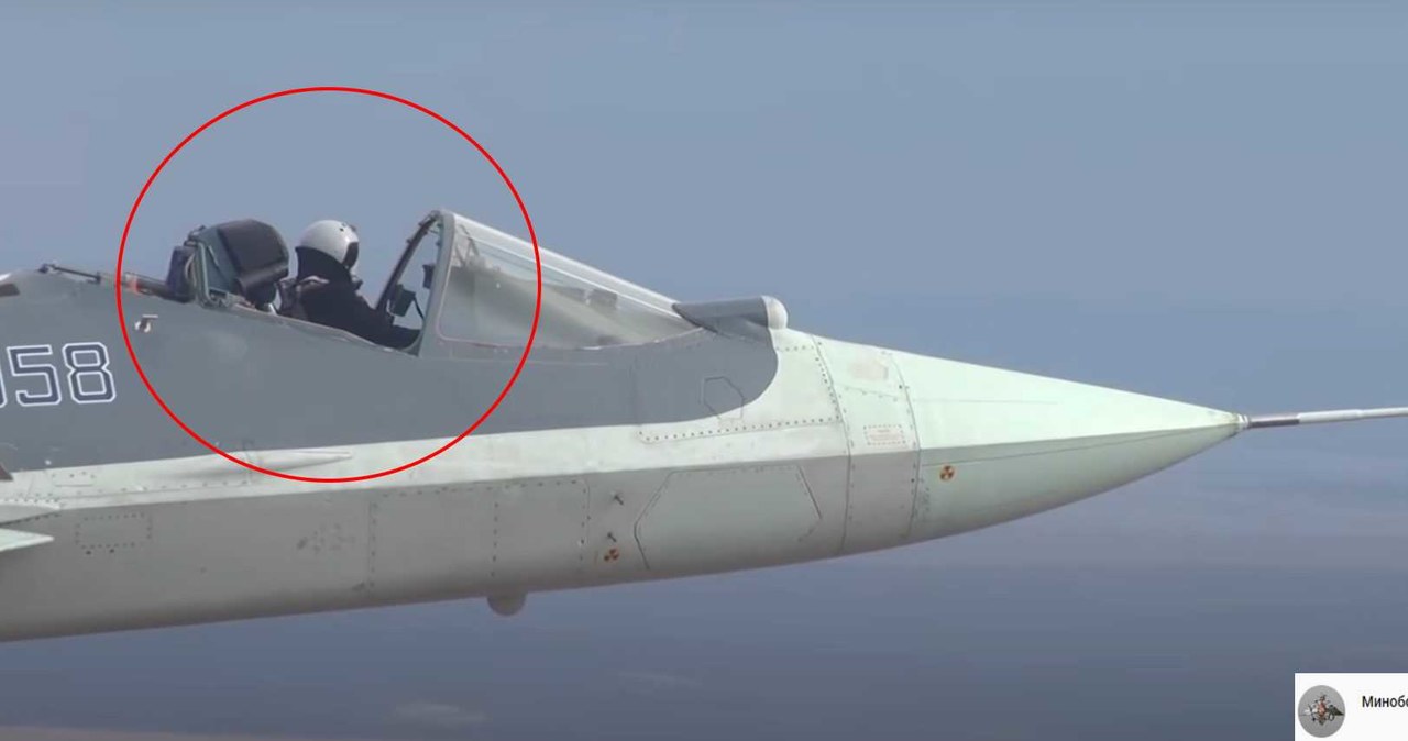 Rosjanie latają myśliwcem w oryginalny sposób /materiały prasowe