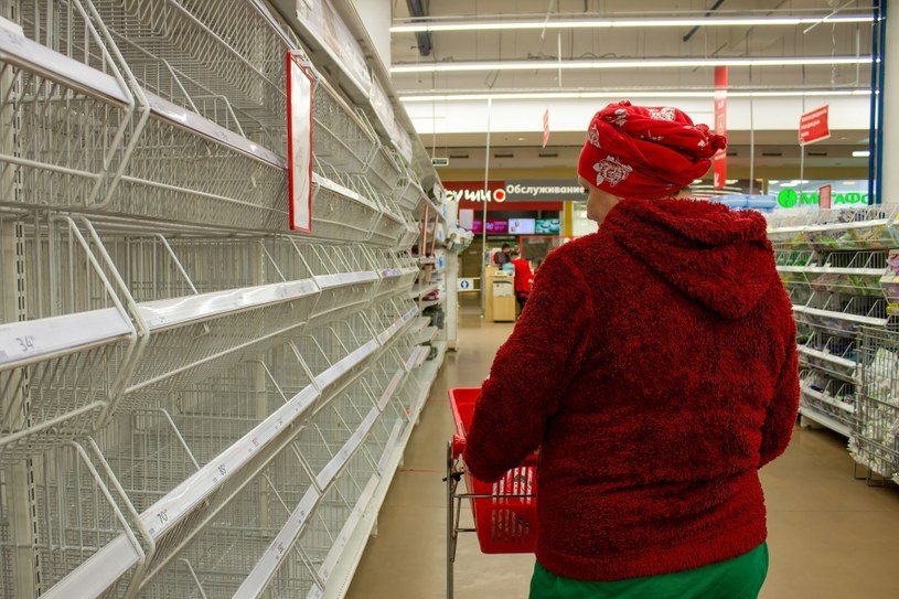 Rosjanie muszą oglądać w sklepach puste półki. Na Zachodzie odwrotnie: towar jest, ale ludzie nie chcą go kupować /Getty Images
