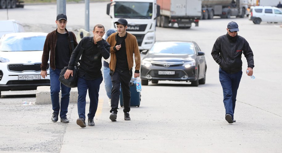 Rosjanie na przejściu granicznym w Gruzji /AA/ABACA /PAP/EPA