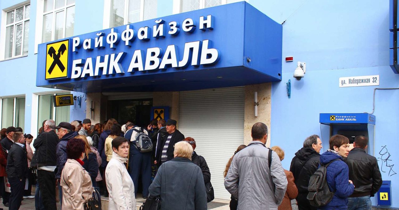 Rosjanie najprawdopodobniej wypłacili już 1,8 bln rubli z banków /AFP