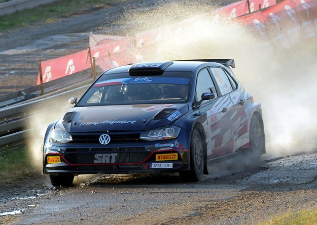 Rosjanie Nikołaj Griazin i pilot Konstantin Aleksandrow (VW Polo GTi R5) na trasie pierwszego odcinka specjalnego wyścigu samochodowego - "ORLEN 77. Rajd Polski, na torze "Mikołajki Arena" /Tomasz Waszczuk /PAP