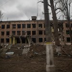 Rosjanie niszczą szkoły, szpitale i domy. Doradca Zełenskiego podaje liczby