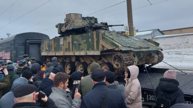 Rosjanie obwożą na wystawie amerykański wóz M2 Bradley