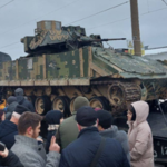 Rosjanie obwożą na wystawie amerykański wóz M2 Bradley