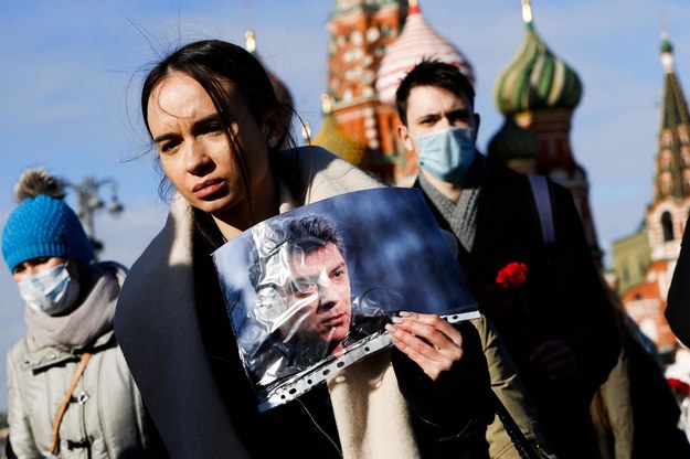 Rosjanie oddają hołd Niemcowowi na Moście Moskworeckim w Moskwie /	AA/ABACA /PAP/Abaca