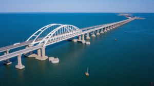 Rosjanie panicznie boją się o Most Krymski. Widać nowe umocnienia
