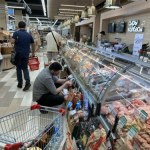 Rosjanie patrzą na ceny w sklepach i nie dowierzają. Stać ich na coraz mniej