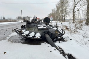 Rosjanie podkładają miny pod porzucony sprzęt wojskowy
