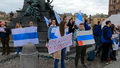 Rosjanie przeciw Putinowi. Manifestacja pod pomnikiem Adama Mickiewicza w Krakowie