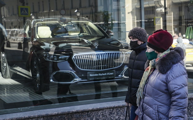 Rosjanie przed salonem Mercedes-Benz w Moskwie /YURI KOCHETKOV /PAP/EPA