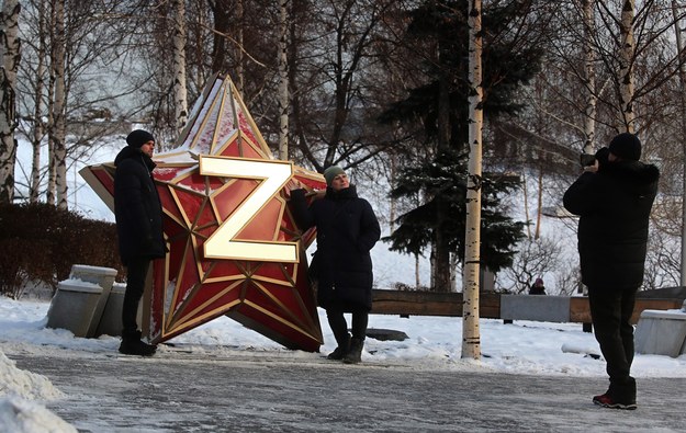 Rosjanie przygotowują się do świąt Bożego Narodzenia. Jak widać, na ozdobach nie brakuje symboli "specjalnej operacji wojskowej" /PAP/EPA/MAXIM SHIPENKOV /PAP/EPA