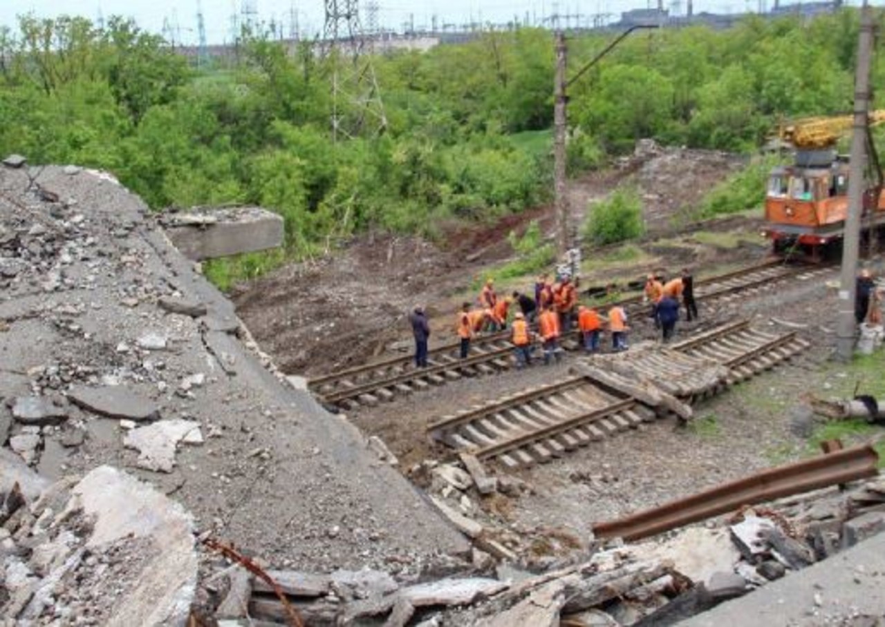 Rosjanie remontują tory kolejowe w Mariupolu. Oto powody
