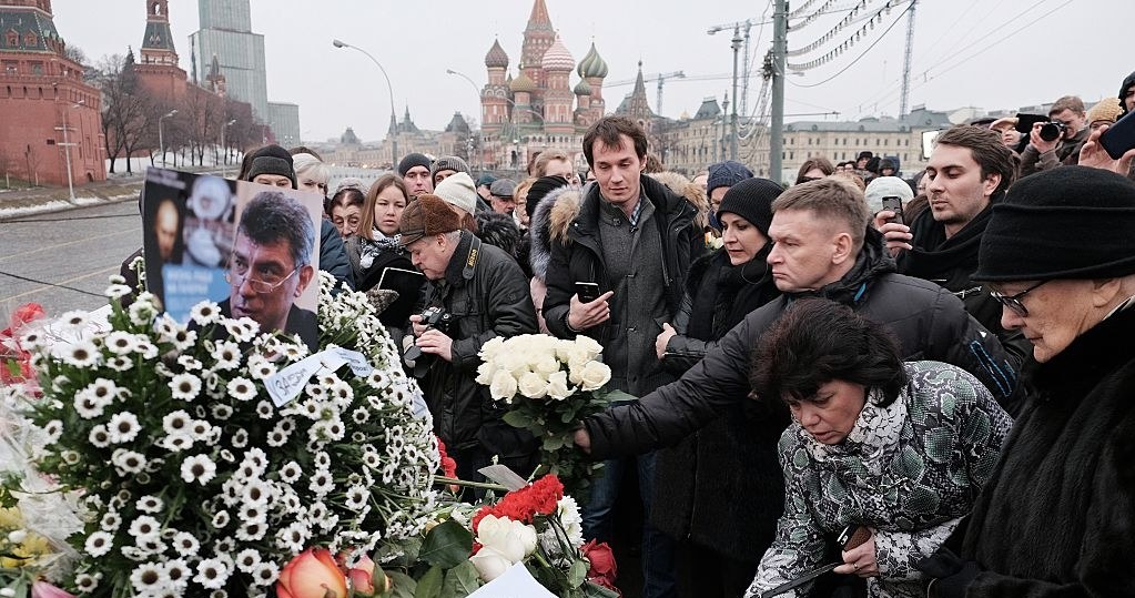 Rosjanie składający kwiaty w miejscu śmierci Borysa Niemcowa / Oleg Nikishin/Epsilon /Getty Images