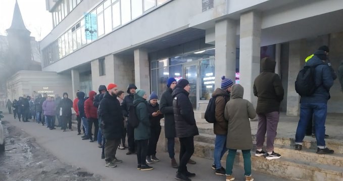 Rosjanie stanęli w kolejkach do bankomatów w Moskwie i innych rosyjskich miastach. Zdj. Screenshot/Twitter/Oles Filonenko /