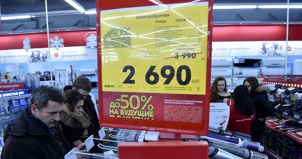 Rosjanie szturmiją sklepy /AFP