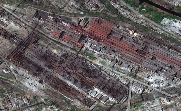 Rosjanie szturmują Azowstal. Mer Mariupola mówi o piekle na ziemi