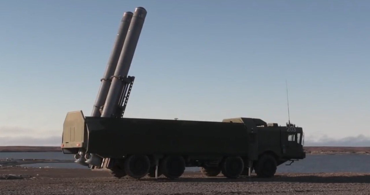 Rosjanie transportują wyrzutnie systemów Bastion-P na Krym. Przenoszą potężne pociski P-800 Oniks /@mahmouedgamal44 /Twitter
