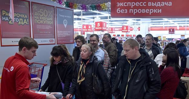 Rosjanie uciekają od rubla /AFP
