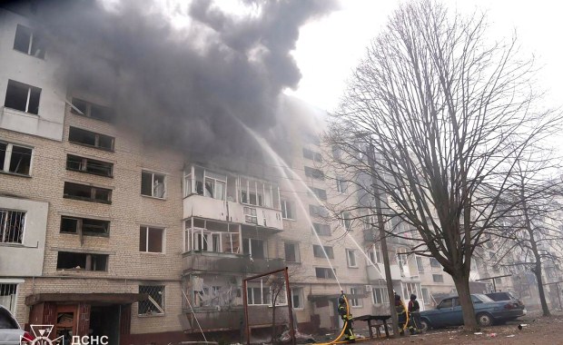 Rosjanie uderzyli w gęsto zaludnioną dzielnicę. Wielu rannych [NAGRANIE]