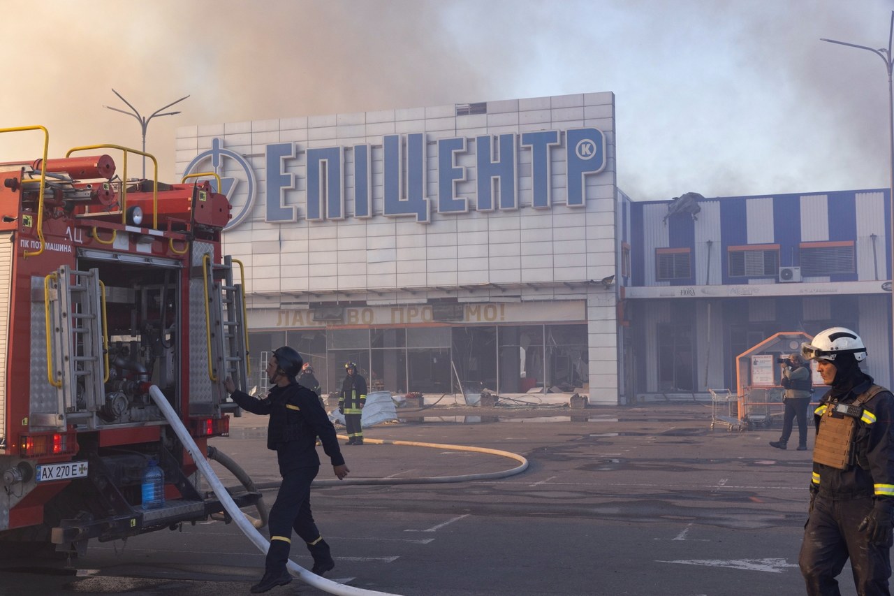 Rosjanie uderzyli w hipermarket w Charkowie. Znacznie wzrosła liczba ofiar