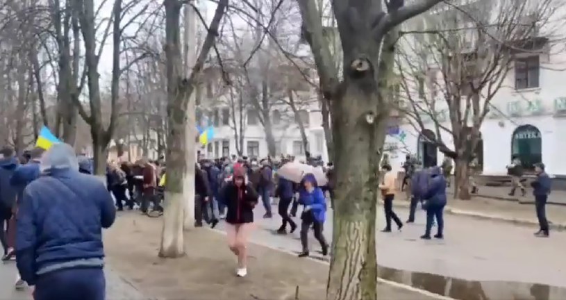Rosjanie uprowadzili czworo uczestników pokojowego protestu w ukraińskiej Kachowce /NEXTA /Twitter