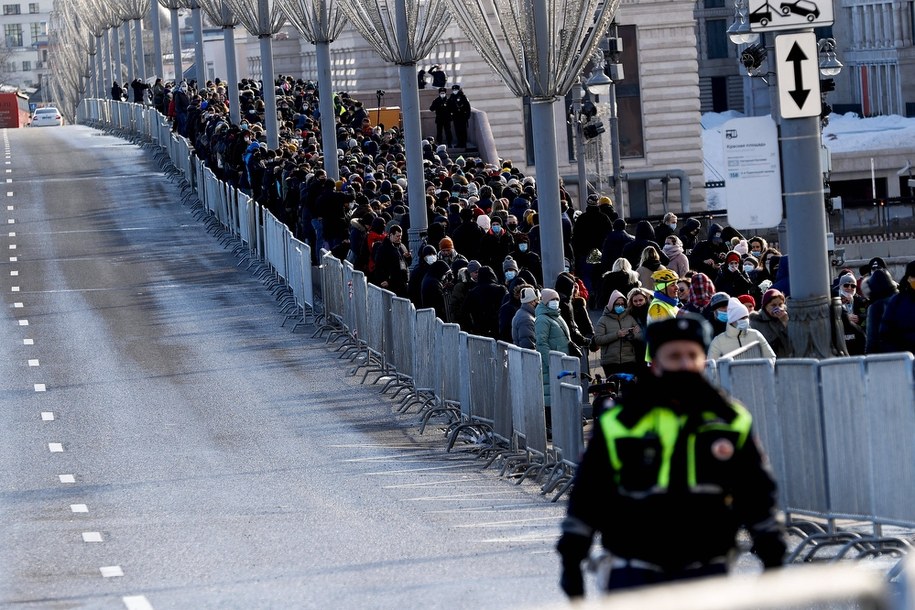 Rosjanie ustawili się w kolejce, aby oddać hołd zamordowanemu Niemcowowi w Moskwie /	AA/ABACA /PAP/Abaca