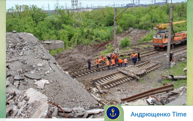 Rosjanie w Mariupolu remontują linie kolejowe; źródło Telegram /