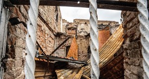 Rosjanie w obwodzie charkowskim urządzili katownie. Znaleziono m.in. kable do rażenia prądem 