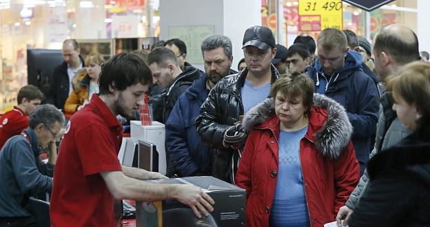Rosjanie w panice wykupują towary ze sklepów /EPA