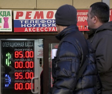 Rosjanie w popłochu wykupują dolara. Giełda reaguje na sankcje