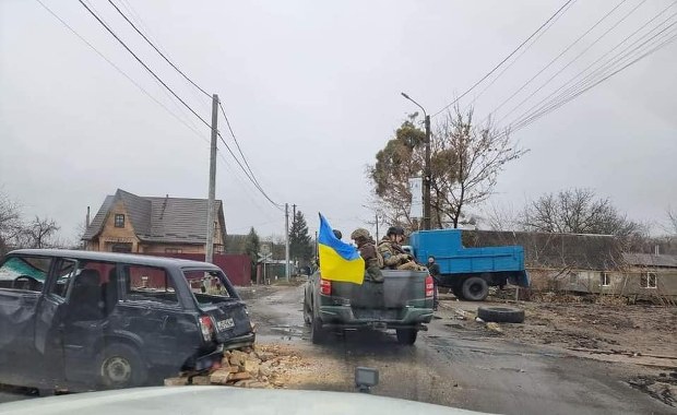 Rosjanie wycofują się na północy. Kradną samochody Ukraińców