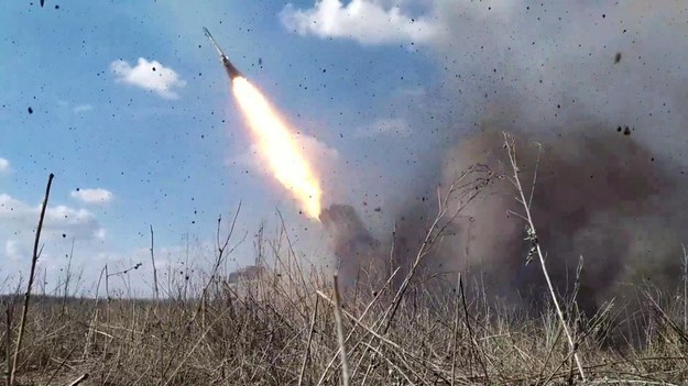 Rosjanie wystrzeliwują pociski w stronę Ukraińców pod Donieckiem na zdjęciu z marca 2024 roku /AA/ABACA /East News