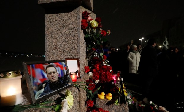 Rosjanie wyszli na ulice po śmierci Nawalnego. Ponad 100 osób zatrzymanych