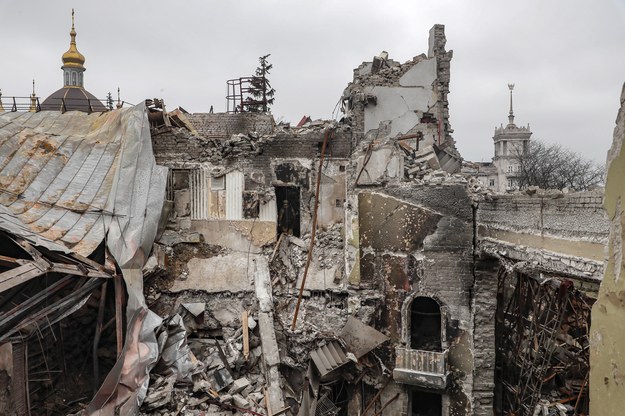 Rosjanie wywożą ciała spod ruin teatru w Mariupolu /SERGEI ILNITSKY/POOL /PAP/EPA