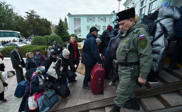 Rosjanie wywożą z Chersonia jeńców i uprowadzonych [RELACJA] 