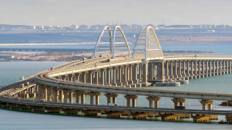 Rosjanie wzmacniaja obronę Mostu Krymskiego w obawie przed atakami dronów morskich /Rosavtodor.ru /Wikimedia