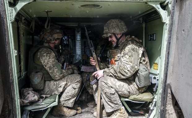 Rosjanie zatrzymani pod Charkowem. Moskwa ściąga posiłki i prowokuje Zachód