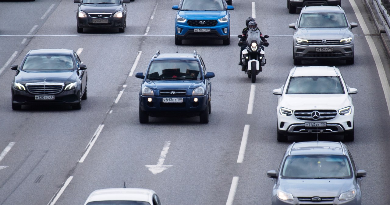 Rosjanie znaleźli sposób na import samochodów z Unii Europejskiej. Używane auta trafiają do Rosji przez Białoruś. W procederze pomagają Niemcy, Polacy i Litwini /Getty Images