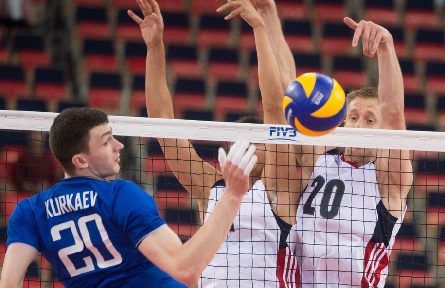 Rosjanin Ilyas Kurkayev (L) i David Smith (P) z USA podczas meczu Ligi Światowej siatkarzy w łódzkiej Atlas Arenie /Grzegorz Michałowski /PAP