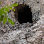 ​Rosjanka mieszkała w jaskini z dwiema córkami. Chciała "kontaktu z Bogiem"